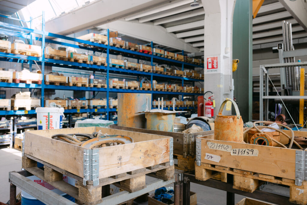 Pompe sommergibili in attesa di riparazione