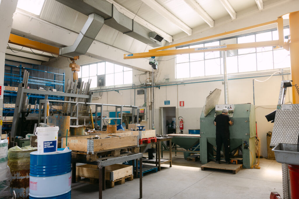 Officina AMC Service con gru