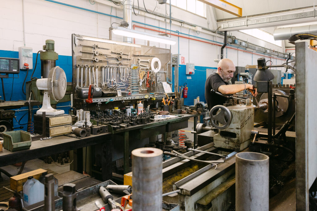 Tecnico AMC Service alla lavorazione al tornio