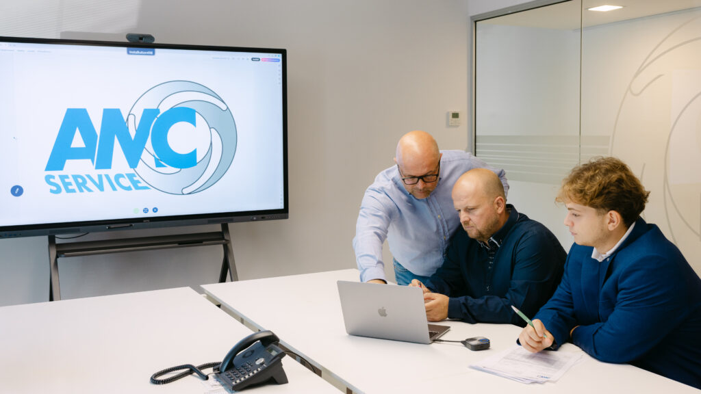 Il team AMC Service al lavoro insieme